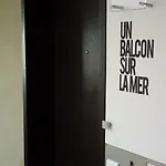 Un Balcon Sur La *